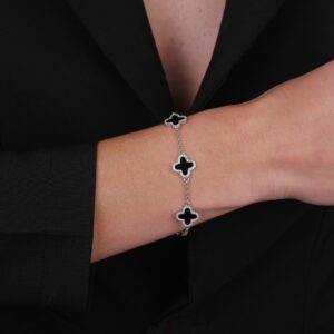 Pulseira Prateada de Trevos Pretos Cravejados de Zircônia